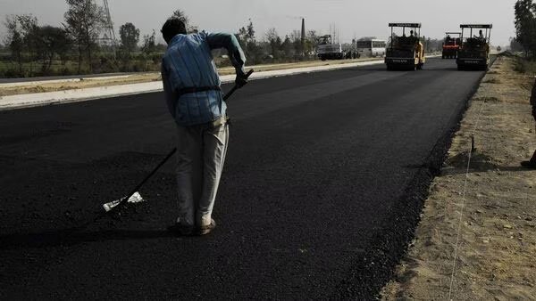Road project awards saw a sharp decline from April to November, with a notable drop to 2,815 km from the previous year's 5,382 km.