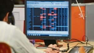 Retail, HNIs turn bearish on index futures amid tensions.