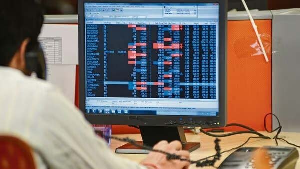 Retail, HNIs turn bearish on index futures amid tensions.